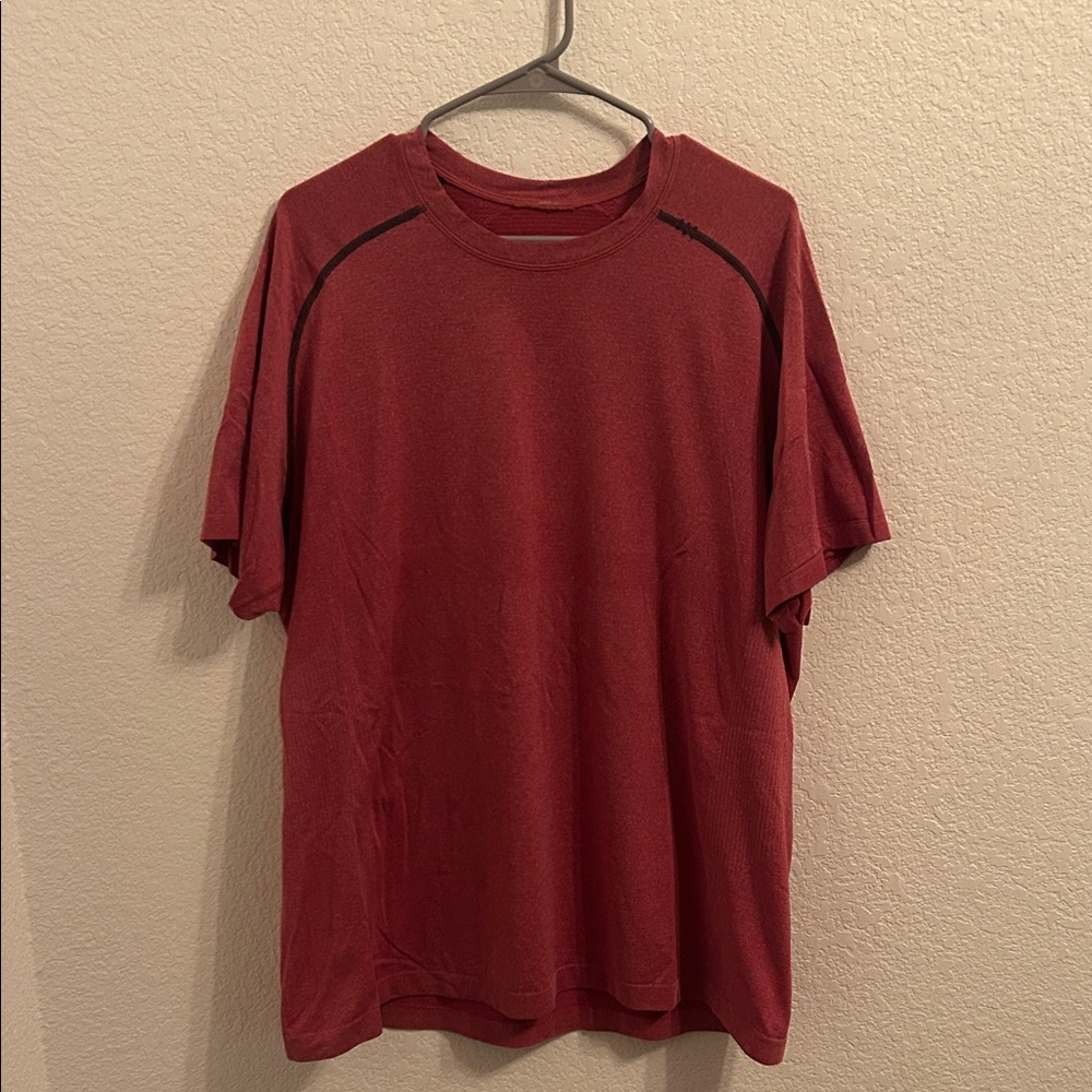 lululemon athletica Men's Crimson Short Sleeve Tee